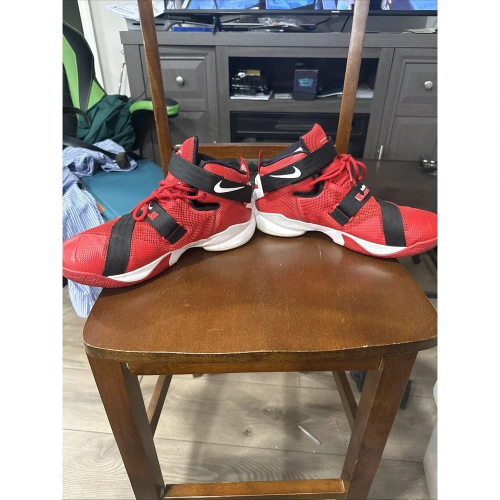Nike LeBron Soldier 9 Size 13 Mens Basketball Sneakers University‎ Red